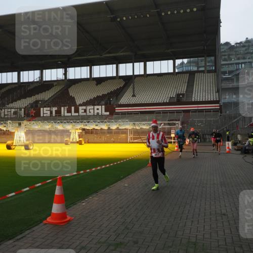 07.12.2025 - St. Pauli X-Mass-Run No. 15 Fabian Wolf http://msf.ph/oto/9373670 07.12.2025 09:56:41 Ziel 198, 662, 1165, 3255, 4208, 4209 meine-sportfotos.de
