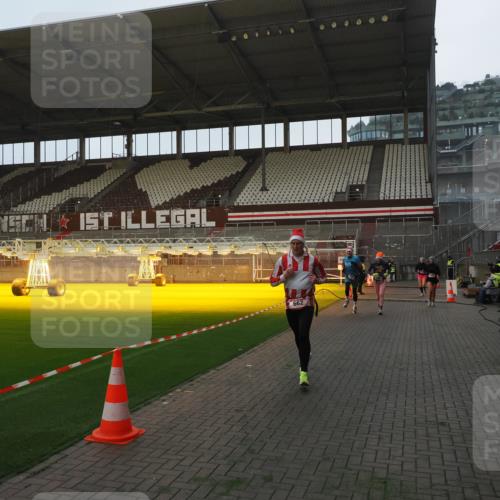 07.12.2025 - St. Pauli X-Mass-Run No. 15 Fabian Wolf http://msf.ph/oto/9373672 07.12.2025 09:56:42 Ziel 198, 662, 1165, 3255, 4208, 4209 meine-sportfotos.de