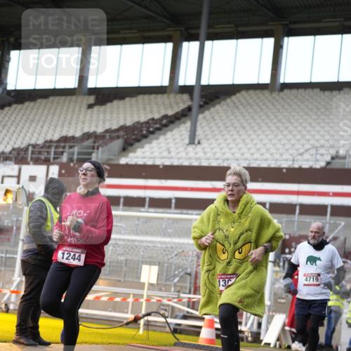 07.12.2025 - St. Pauli X-Mass-Run No. 15 Patografie http://msf.ph/oto/9373674 07.12.2025 12:05:17 Ziel 666, 860, 1244, 1303, 1304, 1446, 1781, 2227, 3268, 3273, 3279, 4719, 4748, 4789 meine-sportfotos.de