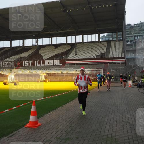 07.12.2025 - St. Pauli X-Mass-Run No. 15 Fabian Wolf http://msf.ph/oto/9373675 07.12.2025 09:56:42 Ziel 198, 662, 1165, 3255, 4208, 4209 meine-sportfotos.de