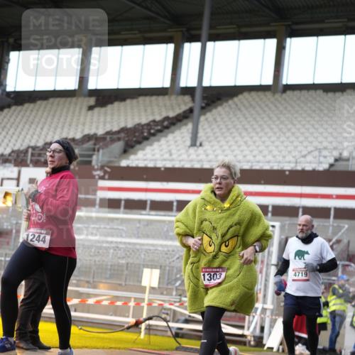 07.12.2025 - St. Pauli X-Mass-Run No. 15 Patografie http://msf.ph/oto/9373676 07.12.2025 12:05:17 Ziel 666, 860, 1244, 1303, 1304, 1446, 1781, 2227, 3268, 3273, 3279, 4719, 4748, 4789 meine-sportfotos.de