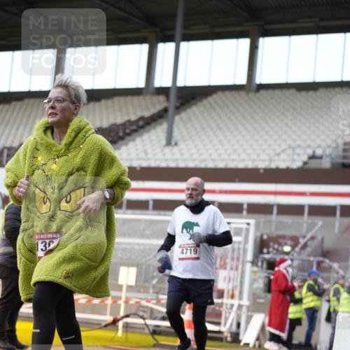 07.12.2025 - St. Pauli X-Mass-Run No. 15 Patografie http://msf.ph/oto/9373678 07.12.2025 12:05:18 Ziel 666, 860, 1244, 1303, 1304, 1446, 1781, 2227, 3268, 3273, 3279, 4719, 4748, 4789 meine-sportfotos.de