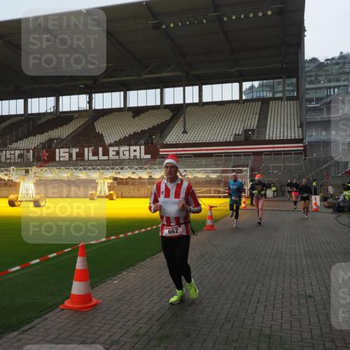 07.12.2025 - St. Pauli X-Mass-Run No. 15 Fabian Wolf http://msf.ph/oto/9373679 07.12.2025 09:56:42 Ziel 198, 662, 1165, 3255, 4208, 4209 meine-sportfotos.de