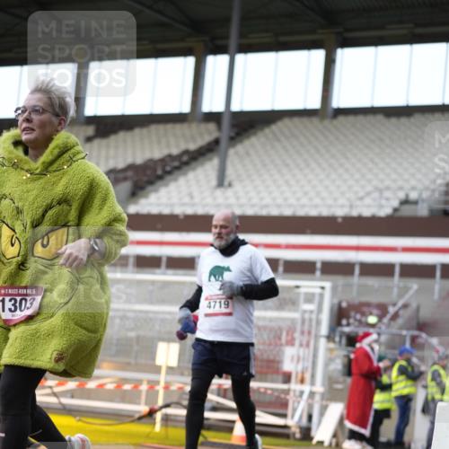 07.12.2025 - St. Pauli X-Mass-Run No. 15 Patografie http://msf.ph/oto/9373680 07.12.2025 12:05:18 Ziel 666, 860, 1244, 1303, 1304, 1446, 1781, 2227, 3268, 3273, 3279, 4719, 4748, 4789 meine-sportfotos.de