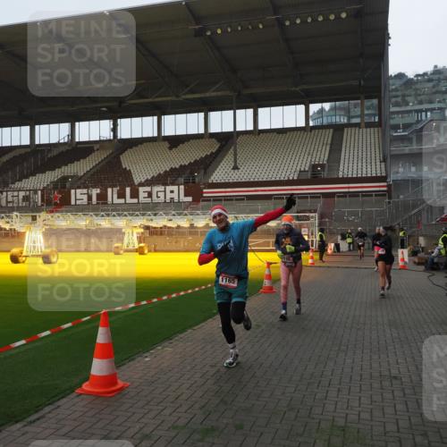 07.12.2025 - St. Pauli X-Mass-Run No. 15 Fabian Wolf http://msf.ph/oto/9373696 07.12.2025 09:56:44 Ziel 198, 662, 1116, 1165, 3255, 4208, 4209 meine-sportfotos.de