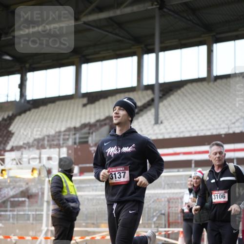 07.12.2025 - St. Pauli X-Mass-Run No. 15 Patografie http://msf.ph/oto/9373706 07.12.2025 12:05:46 Ziel 5, 6, 3106, 3107, 3137, 4176, 4307, 4326, 4327, 4357 meine-sportfotos.de