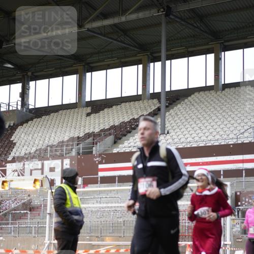 07.12.2025 - St. Pauli X-Mass-Run No. 15 Patografie http://msf.ph/oto/9373710 07.12.2025 12:05:47 Ziel 5, 6, 760, 768, 3106, 3107, 3137, 4176, 4307, 4326, 4327, 4357 meine-sportfotos.de