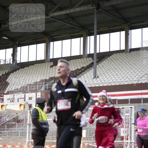07.12.2025 - St. Pauli X-Mass-Run No. 15 Patografie http://msf.ph/oto/9373714 07.12.2025 12:05:47 Ziel 5, 6, 760, 768, 3106, 3107, 3137, 4176, 4307, 4326, 4327, 4357 meine-sportfotos.de