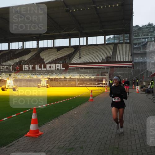 07.12.2025 - St. Pauli X-Mass-Run No. 15 Fabian Wolf http://msf.ph/oto/9373724 07.12.2025 09:56:46 Ziel 198, 662, 1116, 1165, 3255, 4208, 4209 meine-sportfotos.de