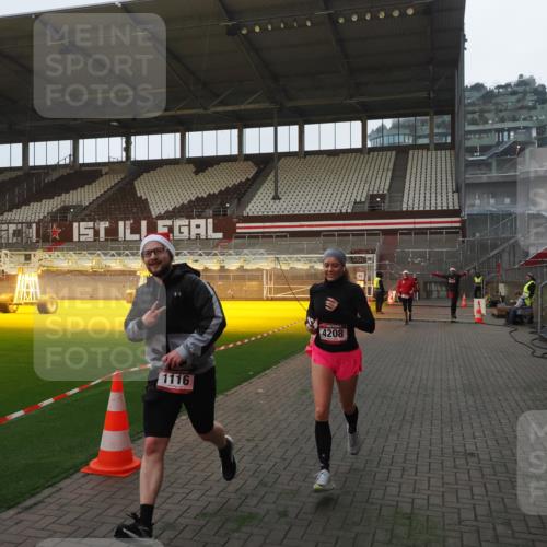 07.12.2025 - St. Pauli X-Mass-Run No. 15 Fabian Wolf http://msf.ph/oto/9373756 07.12.2025 09:56:51 Ziel 198, 497, 662, 1116, 1165, 2861, 4208, 4209 meine-sportfotos.de