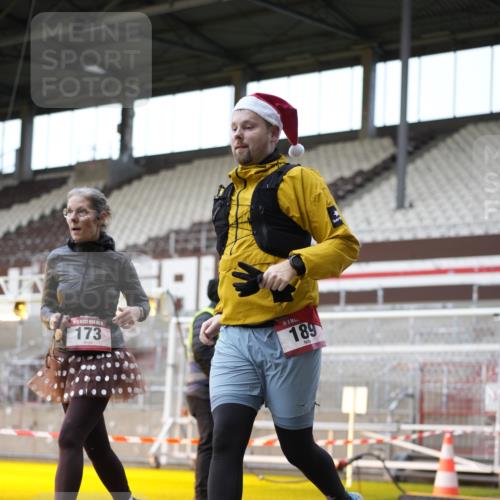 07.12.2025 - St. Pauli X-Mass-Run No. 15 Patografie http://msf.ph/oto/9373757 07.12.2025 12:06:11 Ziel 173, 189, 1038, 1353, 1956, 1957, 2018, 4405, 4413 meine-sportfotos.de