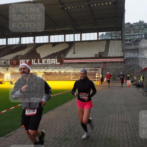 07.12.2025 - St. Pauli X-Mass-Run No. 15 Fabian Wolf http://msf.ph/oto/9373758 07.12.2025 09:56:51 Ziel 198, 497, 662, 1116, 1165, 2861, 4208, 4209 meine-sportfotos.de