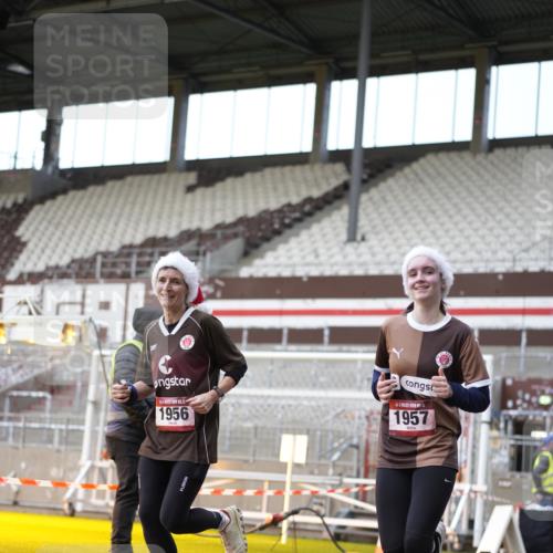 07.12.2025 - St. Pauli X-Mass-Run No. 15 Patografie http://msf.ph/oto/9373759 07.12.2025 12:06:14 Ziel 173, 189, 1347, 1351, 1353, 1956, 1957, 2018, 2415 meine-sportfotos.de