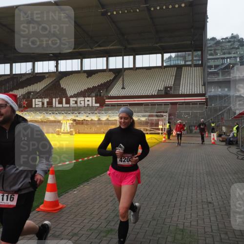 07.12.2025 - St. Pauli X-Mass-Run No. 15 Fabian Wolf http://msf.ph/oto/9373760 07.12.2025 09:56:51 Ziel 198, 497, 662, 1116, 1165, 2861, 4208, 4209 meine-sportfotos.de
