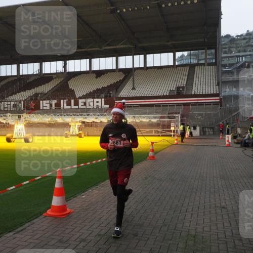 07.12.2025 - St. Pauli X-Mass-Run No. 15 Fabian Wolf http://msf.ph/oto/9373800 07.12.2025 09:56:58 Ziel 198, 497, 1116, 1165, 2861, 4208, 4209 meine-sportfotos.de