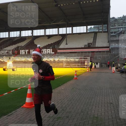 07.12.2025 - St. Pauli X-Mass-Run No. 15 Fabian Wolf http://msf.ph/oto/9373805 07.12.2025 09:56:59 Ziel 198, 497, 1116, 1165, 2861, 4208, 4209 meine-sportfotos.de