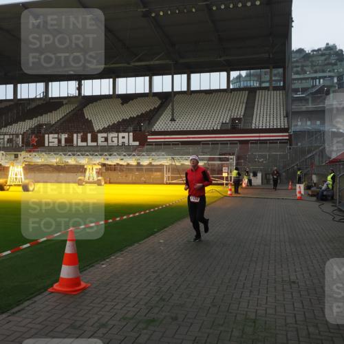 07.12.2025 - St. Pauli X-Mass-Run No. 15 Fabian Wolf http://msf.ph/oto/9373811 07.12.2025 09:57:08 Ziel 497, 2861, 3320 meine-sportfotos.de