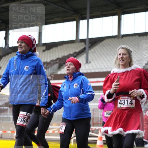 07.12.2025 - St. Pauli X-Mass-Run No. 15 Patografie http://msf.ph/oto/9373850 07.12.2025 12:06:57 Ziel 276, 1580, 1583, 1844, 1846, 3456, 3689, 3692, 4017, 4018, 4033, 4143, 4314, 4328, 4360, 4361, 4390, 4725 meine-sportfotos.de