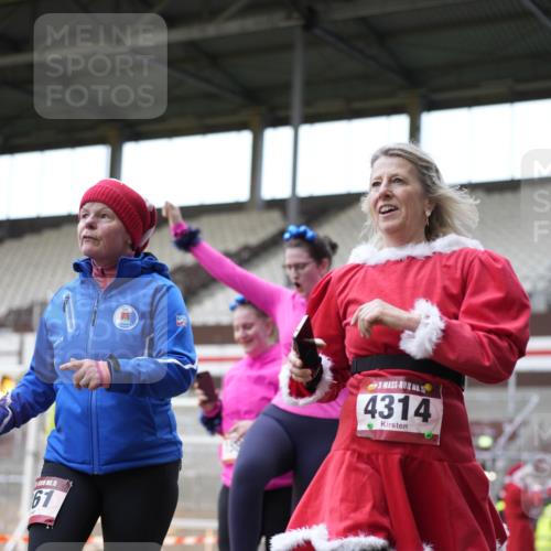 07.12.2025 - St. Pauli X-Mass-Run No. 15 Patografie http://msf.ph/oto/9373854 07.12.2025 12:06:57 Ziel 276, 1580, 1583, 1844, 1846, 3456, 3689, 3692, 4017, 4018, 4033, 4143, 4314, 4328, 4360, 4361, 4390, 4725 meine-sportfotos.de