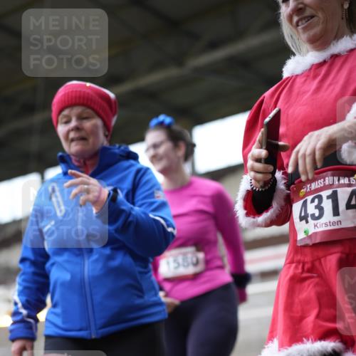 07.12.2025 - St. Pauli X-Mass-Run No. 15 Patografie http://msf.ph/oto/9373855 07.12.2025 12:06:58 Ziel 276, 1580, 1583, 1844, 1846, 3456, 3689, 4017, 4018, 4033, 4143, 4314, 4328, 4360, 4361, 4390, 4725 meine-sportfotos.de
