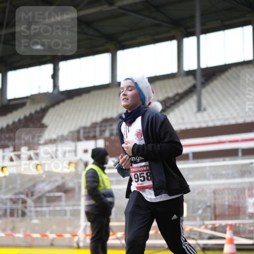 07.12.2025 - St. Pauli X-Mass-Run No. 15 Patografie http://msf.ph/oto/9373870 07.12.2025 12:07:09 Ziel 1580, 1583, 1958, 3251, 3262, 3456, 4238, 4314, 4328, 4360, 4361 meine-sportfotos.de