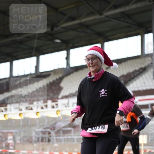 07.12.2025 - St. Pauli X-Mass-Run No. 15 Patografie http://msf.ph/oto/9373886 07.12.2025 12:07:19 Ziel 1958, 1959, 3251, 3262, 3708, 3709, 3710, 3711, 3726, 3728, 3818, 3819, 4238 meine-sportfotos.de