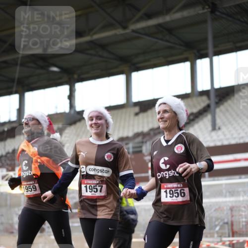 07.12.2025 - St. Pauli X-Mass-Run No. 15 Patografie http://msf.ph/oto/9373888 07.12.2025 12:07:19 Ziel 1958, 1959, 3251, 3262, 3708, 3709, 3710, 3711, 3726, 3728, 3818, 3819, 4238 meine-sportfotos.de
