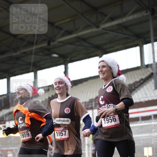 07.12.2025 - St. Pauli X-Mass-Run No. 15 Patografie http://msf.ph/oto/9373889 07.12.2025 12:07:19 Ziel 1958, 1959, 3251, 3262, 3708, 3709, 3710, 3711, 3726, 3728, 3818, 3819, 4238 meine-sportfotos.de