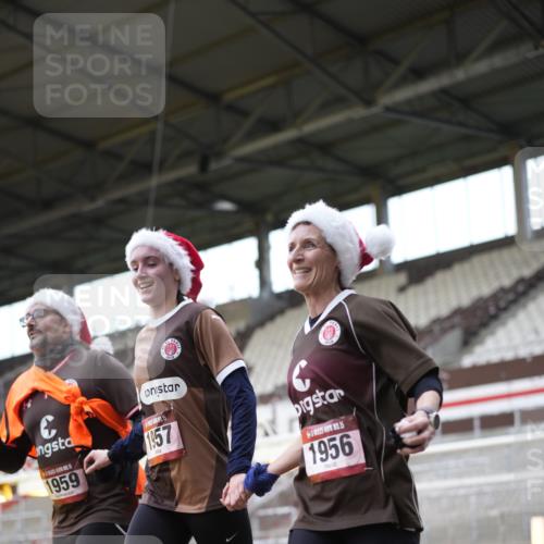 07.12.2025 - St. Pauli X-Mass-Run No. 15 Patografie http://msf.ph/oto/9373891 07.12.2025 12:07:20 Ziel 1958, 1959, 3251, 3262, 3708, 3709, 3710, 3711, 3726, 3728, 3818, 3819, 4238 meine-sportfotos.de