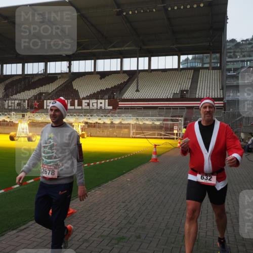 07.12.2025 - St. Pauli X-Mass-Run No. 15 Fabian Wolf http://msf.ph/oto/9373911 07.12.2025 09:57:39 Ziel 632, 1292, 1293, 1377, 1395, 2678, 2984 meine-sportfotos.de