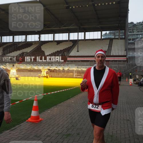 07.12.2025 - St. Pauli X-Mass-Run No. 15 Fabian Wolf http://msf.ph/oto/9373917 07.12.2025 09:57:39 Ziel 632, 1292, 1293, 1377, 1395, 2678, 2984 meine-sportfotos.de