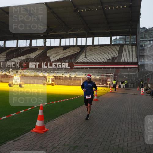 07.12.2025 - St. Pauli X-Mass-Run No. 15 Fabian Wolf http://msf.ph/oto/9373967 07.12.2025 09:57:56 Ziel 441, 2984, 4030 meine-sportfotos.de