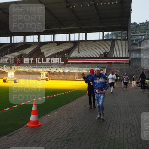 07.12.2025 - St. Pauli X-Mass-Run No. 15 Fabian Wolf http://msf.ph/oto/9373980 07.12.2025 09:58:19 Ziel 238, 261, 1173, 1633, 1774, 2205, 3405, 3515, 4206 meine-sportfotos.de
