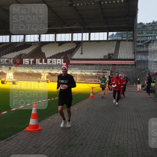 07.12.2025 - St. Pauli X-Mass-Run No. 15 Fabian Wolf http://msf.ph/oto/9374038 07.12.2025 09:58:37 Ziel 238, 261, 483, 532, 1003, 1115, 1173, 1528, 1603, 1782, 1785, 2205, 2392, 3308, 4031, 4206 meine-sportfotos.de