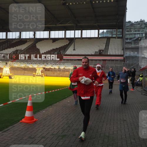 07.12.2025 - St. Pauli X-Mass-Run No. 15 Fabian Wolf http://msf.ph/oto/9374042 07.12.2025 09:58:39 Ziel 483, 532, 1003, 1115, 1173, 1528, 1542, 1603, 1782, 1785, 2392, 3308, 4031, 4206 meine-sportfotos.de