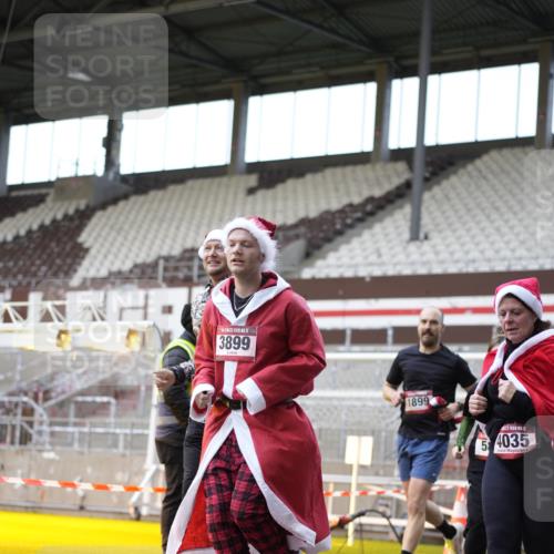 07.12.2025 - St. Pauli X-Mass-Run No. 15 Patografie http://msf.ph/oto/9374115 07.12.2025 12:07:49 Ziel 587, 849, 850, 1899, 2953, 2954, 3460, 3667, 3668, 3691, 3739, 3816, 3898, 3899, 4035, 4210, 4332, 4393, 4395, 4722, 4730, 4786, 4791, 4792 meine-sportfotos.de