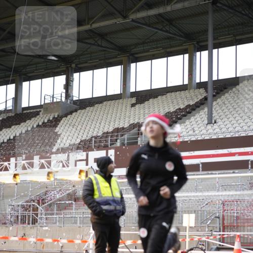 07.12.2025 - St. Pauli X-Mass-Run No. 15 Patografie http://msf.ph/oto/9374141 07.12.2025 12:07:59 Ziel 587, 849, 850, 1224, 1899, 2953, 2954, 3668, 3898, 3899, 4035, 4393, 4395, 4722 meine-sportfotos.de