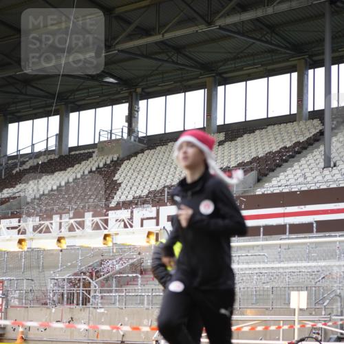 07.12.2025 - St. Pauli X-Mass-Run No. 15 Patografie http://msf.ph/oto/9374143 07.12.2025 12:07:59 Ziel 587, 849, 850, 1224, 1899, 2953, 2954, 3668, 3898, 3899, 4035, 4393, 4395, 4722 meine-sportfotos.de