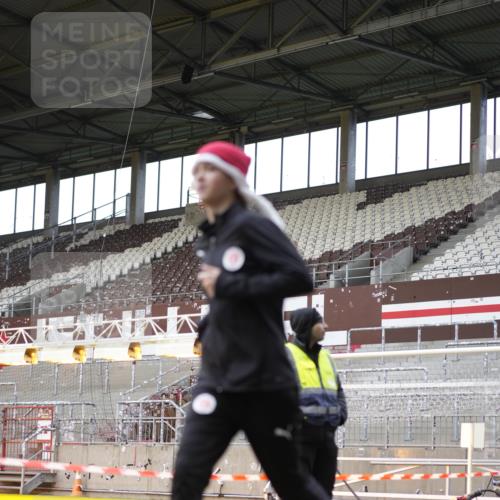 07.12.2025 - St. Pauli X-Mass-Run No. 15 Patografie http://msf.ph/oto/9374145 07.12.2025 12:07:59 Ziel 587, 849, 850, 1224, 1899, 2953, 2954, 3668, 3898, 3899, 4035, 4393, 4395, 4722 meine-sportfotos.de