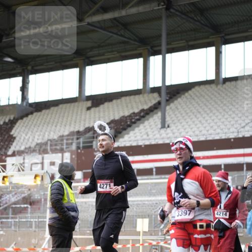 07.12.2025 - St. Pauli X-Mass-Run No. 15 Patografie http://msf.ph/oto/9374164 07.12.2025 12:08:15 Ziel 325, 334, 1493, 1514, 1940, 1943, 3397, 3609, 3861, 3867, 4212, 4213, 4214, 4215, 4269, 4271, 4272, 4292 meine-sportfotos.de