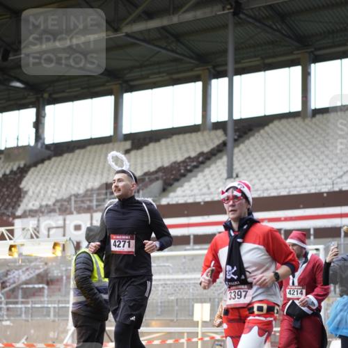 07.12.2025 - St. Pauli X-Mass-Run No. 15 Patografie http://msf.ph/oto/9374166 07.12.2025 12:08:16 Ziel 325, 334, 1493, 1514, 1940, 1943, 3397, 3609, 3861, 3867, 4212, 4213, 4214, 4215, 4269, 4271, 4272, 4292, 4711, 4717 meine-sportfotos.de
