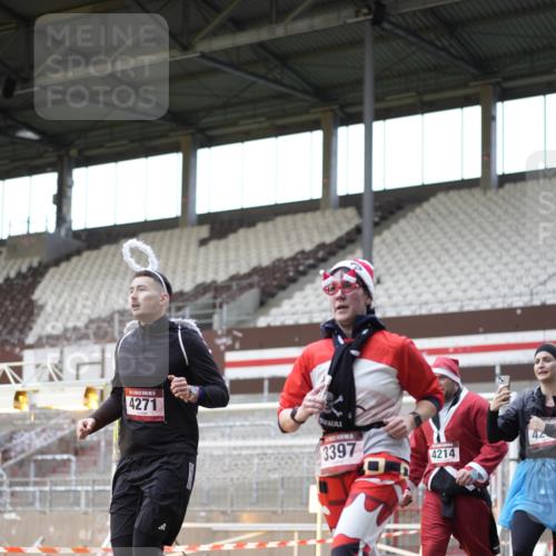07.12.2025 - St. Pauli X-Mass-Run No. 15 Patografie http://msf.ph/oto/9374168 07.12.2025 12:08:16 Ziel 325, 334, 1493, 1514, 1940, 1943, 3397, 3609, 3861, 3867, 4212, 4213, 4214, 4215, 4269, 4271, 4272, 4292, 4711, 4717 meine-sportfotos.de
