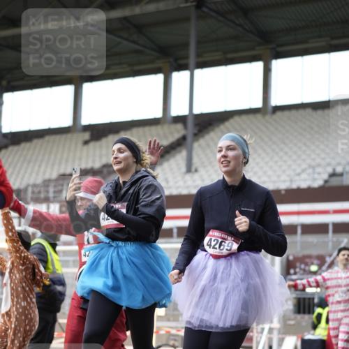 07.12.2025 - St. Pauli X-Mass-Run No. 15 Patografie http://msf.ph/oto/9374170 07.12.2025 12:08:16 Ziel 325, 334, 1493, 1514, 1940, 1943, 3397, 3609, 3861, 3867, 4212, 4213, 4214, 4215, 4269, 4271, 4272, 4292, 4711, 4717 meine-sportfotos.de