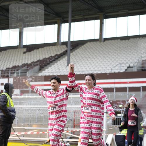 07.12.2025 - St. Pauli X-Mass-Run No. 15 Patografie http://msf.ph/oto/9374173 07.12.2025 12:08:18 Ziel 325, 334, 1493, 1514, 1940, 1943, 3397, 3609, 3861, 3867, 4212, 4213, 4214, 4215, 4269, 4271, 4272, 4292, 4711, 4712, 4717 meine-sportfotos.de