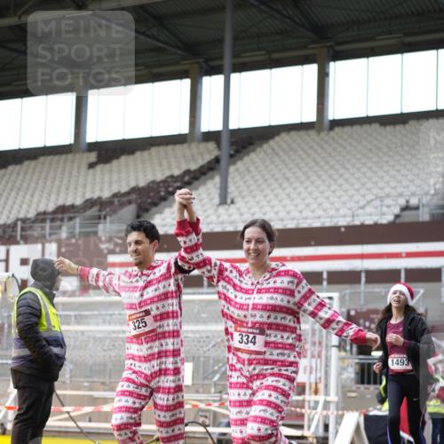 07.12.2025 - St. Pauli X-Mass-Run No. 15 Patografie http://msf.ph/oto/9374175 07.12.2025 12:08:18 Ziel 325, 334, 1493, 1514, 1940, 1943, 3397, 3609, 3861, 3867, 4212, 4213, 4214, 4215, 4269, 4271, 4272, 4292, 4711, 4712, 4717 meine-sportfotos.de