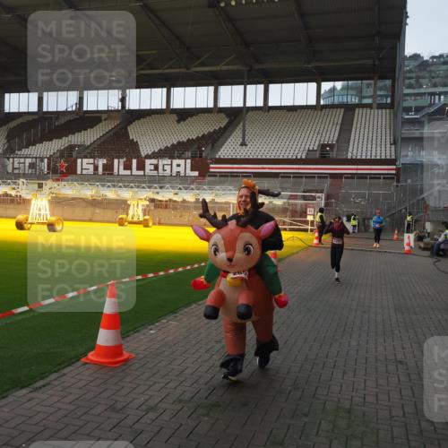 07.12.2025 - St. Pauli X-Mass-Run No. 15 Fabian Wolf http://msf.ph/oto/9374187 07.12.2025 09:59:21 Ziel 939, 1120, 2204, 2207, 2529, 2657 meine-sportfotos.de