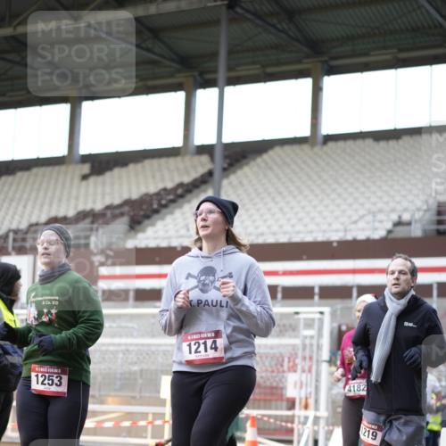 07.12.2025 - St. Pauli X-Mass-Run No. 15 Patografie http://msf.ph/oto/9374208 07.12.2025 12:08:34 Ziel 1214, 1219, 1253, 1269, 1270, 1493, 1514, 2679, 2873, 2889, 2892, 3141, 3595, 3876, 4084, 4086, 4182, 4183, 4252, 4295, 4297, 4422, 4429, 4711, 4712, 4717 meine-sportfotos.de