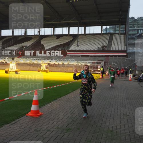 07.12.2025 - St. Pauli X-Mass-Run No. 15 Fabian Wolf http://msf.ph/oto/9374225 07.12.2025 09:59:30 Ziel 488, 961, 2204, 2207, 2657, 4029, 4052, 4465 meine-sportfotos.de
