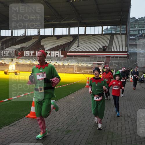 07.12.2025 - St. Pauli X-Mass-Run No. 15 Fabian Wolf http://msf.ph/oto/9374241 07.12.2025 09:59:35 Ziel 488, 910, 911, 961, 1763, 2204, 2207, 3513, 4029, 4051, 4052, 4465 meine-sportfotos.de