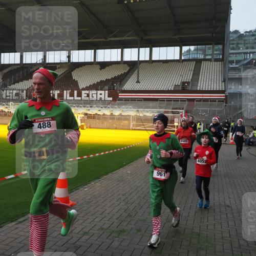 07.12.2025 - St. Pauli X-Mass-Run No. 15 Fabian Wolf http://msf.ph/oto/9374244 07.12.2025 09:59:36 Ziel 488, 910, 911, 961, 1763, 2204, 2207, 3513, 4029, 4051, 4052, 4465 meine-sportfotos.de